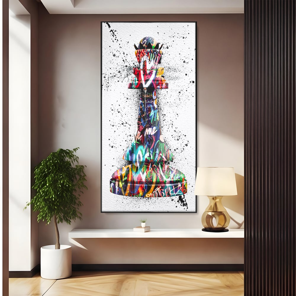 Tablou canvas cu piesa de sah regina cu graffiti, in rama de aluminiu negru